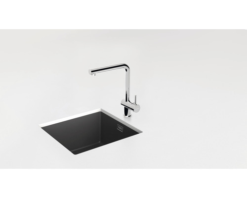 Spültischarmatur und Spüle in einer hellen Küchenumgebung.