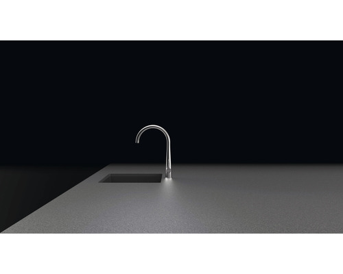 Küchenarmatur aus Metall neben Spüle