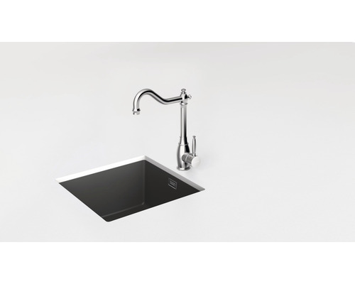 Spültisch mit Wasserhahn auf einer Arbeitsplatte