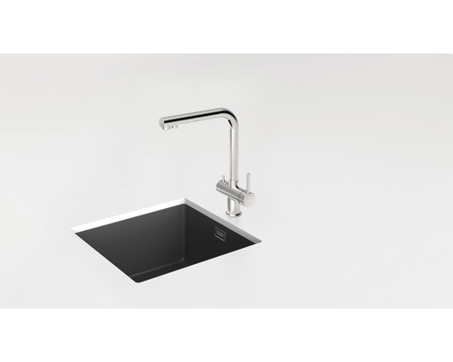 Spültischarmatur aus Metall neben einem Spülbecken