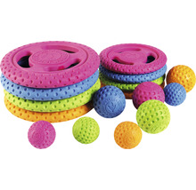 Verschiedenfarbiges Hundespielzeug aus Gummi, bestehend aus Frisbees und Bällen
