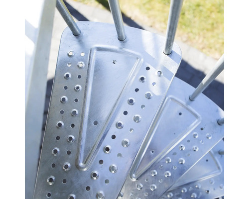 Detailaufnahme einer Wendeltreppe aus Metall mit gelochten Stufen zur Erhöhung der Rutschfestigkeit.