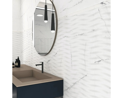 Badezimmer mit Waschbeckenunterschrank, ovalem Spiegel und Wandfliesen in Marmoroptik