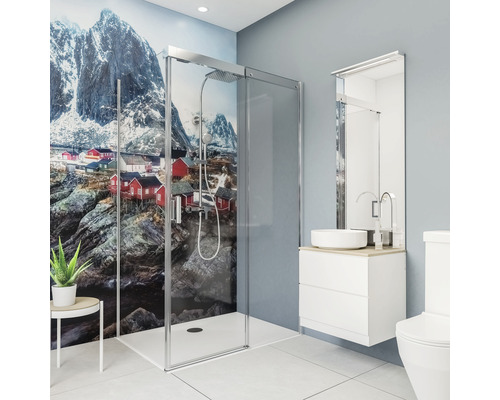 Badezimmer mit Dusche, Waschbecken, Spiegel und Toilette