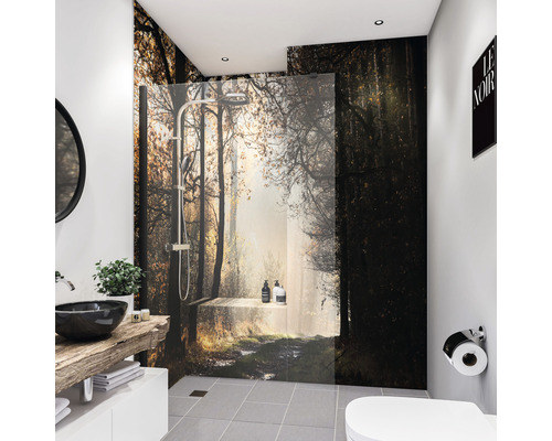 Badezimmer mit Walk-In Dusche und Waldmotiv-Wandpaneelen, Waschtisch mit Aufsatzwaschbecken und Toilette.