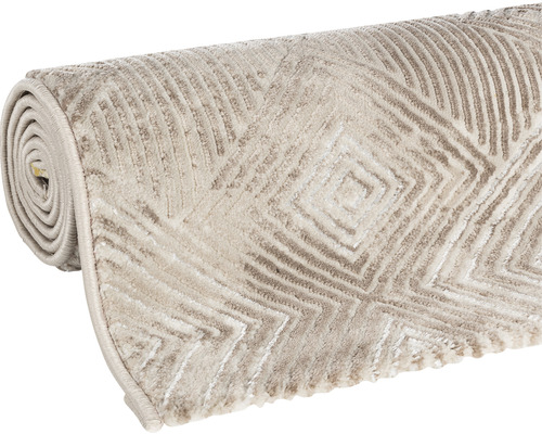 Gerollter Teppich mit geometrischem Muster