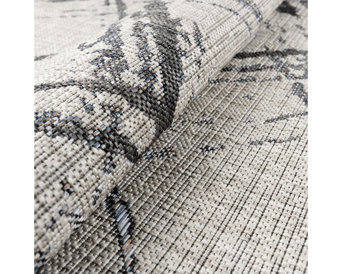 Nahaufnahme eines hellen Teppichs mit abstraktem Muster