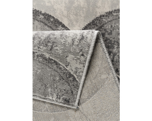Grauer Teppich mit abstraktem Muster