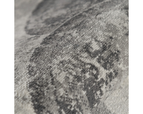 Nahaufnahme eines grauen Teppichs mit abstraktem Muster