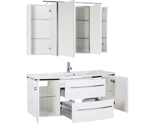 Waschtisch mit Spiegelschrank und geöffneten Türen und Schubladen