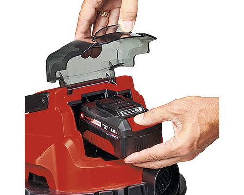 Einsetzen des Akkus in ein rotes Einhell Gerät.