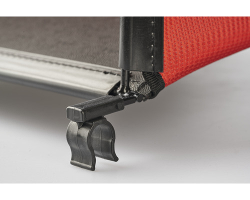 Detailansicht eines Insektenschutzrollos mit Klemmhalterung