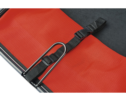 Detailansicht eines roten Strandkorbs mit Metallelementen und einem schwarzen Gurt mit Schnalle