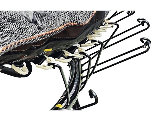 Detailansicht einer Trampolinbefestigung mit Federn und Sicherheitsnetz