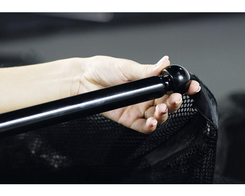 Hand hält schwarzen Poolkescher mit Stiel