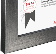 Nahaufnahme eines silberfarbenen DIN A4 Bilderrahmens