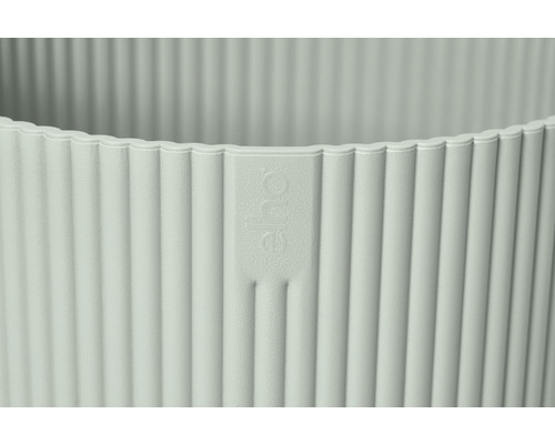 Detailaufnahme eines gerippten Pflanzgefäßes mit dem Symbol des Herstellers