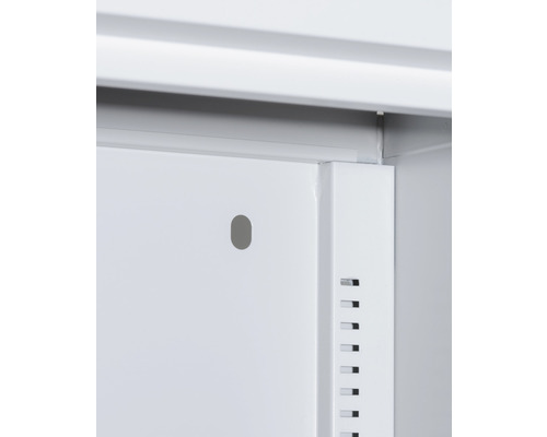 Detailansicht eines Metallschranks mit Belüftungslöchern