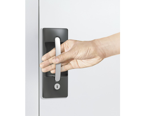 Hand öffnet Stahlschrank mit Griff und Schloss