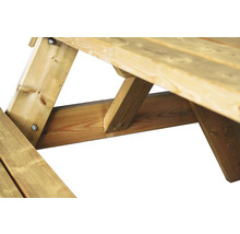 Detailansicht eines Gartentisches aus Holz