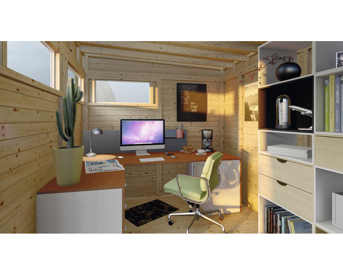 Büro in einem Holzhaus mit Schreibtisch, Bürostuhl, Computer und Bücherregal