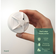 Hand hält Wassersensor zur Leckageerkennung