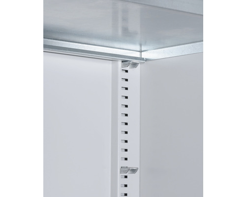 Detailansicht eines Regals mit verstellbaren Fachböden