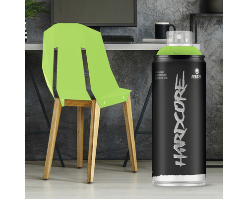 Sprühfarbe und ein Stuhl in einem Raum.