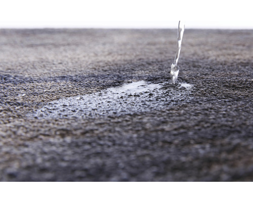 Wasser wird auf eine abgedichtete Oberfläche gegossen