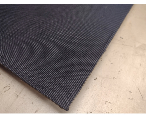 Schwarze Gummimatte mit gerippter Oberfläche