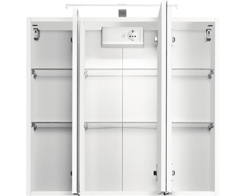 Geöffneter Spiegelschrank mit Einlegeböden und Steckdose