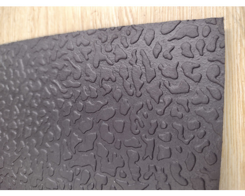 Schwarze Gummimatte mit unregelmäßigem Muster.