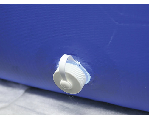 Detailaufnahme eines blauen Wasserlagersacks mit weißem Verschluss