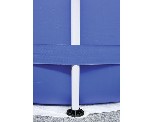 Detailansicht eines Aufstellpools mit Stützpfosten und Schutzvlies