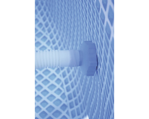 Detailaufnahme einer Poolwand mit Schlauchanschluss