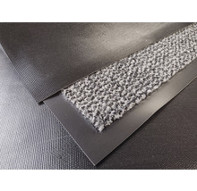 Detailansicht einer Fußmatte mit Textiloberfläche und einer Umrandung aus Metall