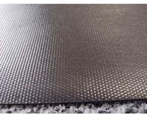 Nahaufnahme einer schwarzen Antirutschmatte mit Noppenstruktur