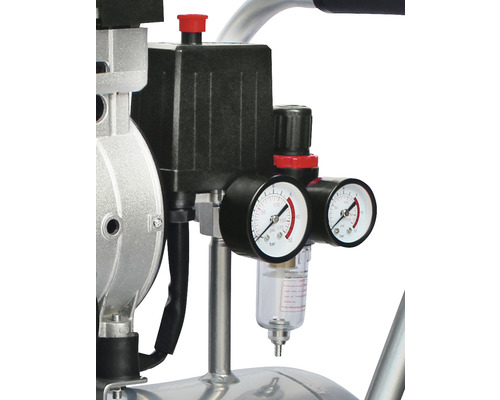 Detailansicht eines Kompressors mit Druckregler und Manometern.