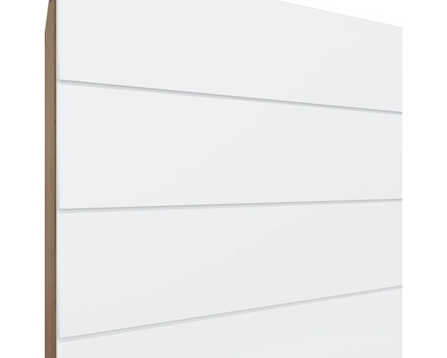 Nahaufnahme einer weißen Wandverkleidung mit horizontalen Paneelen.