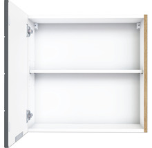 Offener Badezimmerschrank mit einem Regal