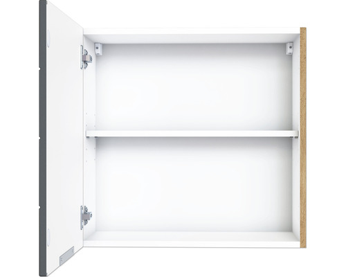 Offener Badezimmerschrank mit einem Regal