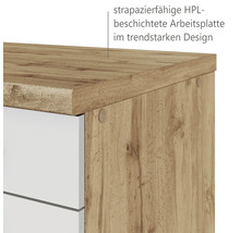 Detailansicht einer Arbeitsplatte mit Holzdekor und weißen Schubladen