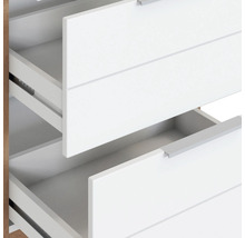 Kommode mit offenen weißen Schubladen.