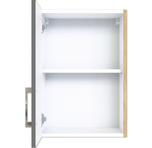 Offener Badezimmerschrank mit einem Regal