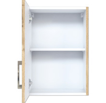 Offener Badezimmerschrank mit einem Einlegeboden