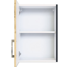 Offener Badezimmerschrank mit Regalbrett