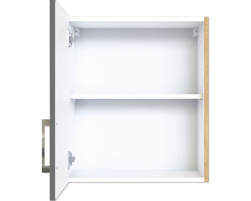 Geöffneter Badezimmerschrank mit einem Einlegeboden