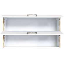 Offene weiße Badezimmerschränke mit Griffen