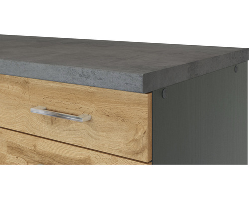 Detailansicht eines Schranks mit Schubladen, einer grauen Arbeitsplatte und silberfarbenen Griffen