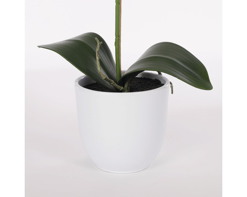 Künstliche Orchidee in einem weißen Topf